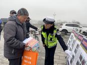 淮南交警開展交通安全普法宣教志愿活動