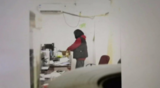 女子向同事水杯投不明物质被监控拍下！警方介入调查
