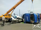  固鎮縣境內發生兩車接觸事故   一貨車側翻