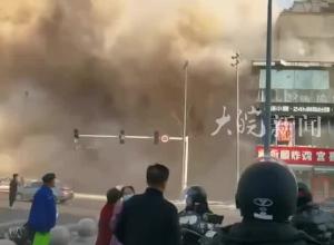 河北燕郊一临街商铺爆炸 154名消防员赶赴现场 附近商户讲述现场情况