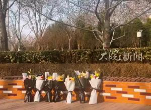 河北燕郊爆燃事故发生地实探 消防救援车辆全部撤离 公园摆放鲜花祭奠遇难者