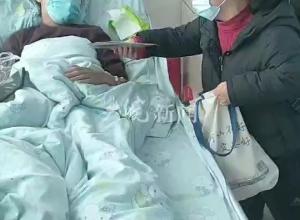 大皖正能量|望江13岁男孩患重病  “安徽好人”彭霞前往医院看望鼓励