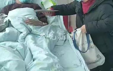 大皖正能量|望江13岁男孩患重病  “安徽好人”彭霞前往医院看望鼓励