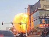 河北廊坊三河市一建筑發生爆炸  附近多位商戶講述現場情況
