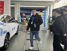 车市降价潮下的销售顾问：从燃油车店跳槽去卖新能源车，有人月薪可达3万元