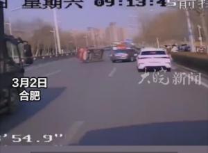 私家车不慎撞车翻倒  公交司机紧急停车救人