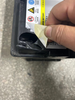 新安帮帮团丨凯迪拉克车换新电瓶仅俩月再遇故障，车主发现电瓶破个洞