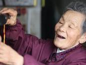 88歲老人2元理發(fā)20年 網(wǎng)友：瘦弱老奶奶，卻像巨人