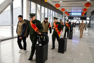 臨泉高鐵綜管中心退役軍人服務(wù)隊(duì)為新春退役老兵送行  