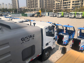 合肥一小學旁空地停放大量環衛車引家長擔憂，涉事公司稱系臨時停車點正整改