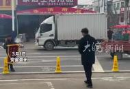 車輛沉入水底 6旬老人陷昏迷 安徽多名好心人跳河救起 老人兒子送錦旗跪謝恩人