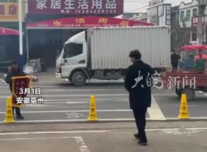 车辆沉入水底 6旬老人陷昏迷 安徽多名好心人跳河救起 老人儿子送锦旗跪谢恩人