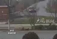 大皖正能量|汽車路口側翻司機被困，合肥三名少年奔跑救人 