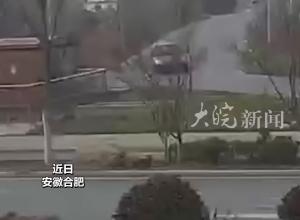 大皖正能量|汽车路口侧翻司机被困，合肥三名少年奔跑救人 