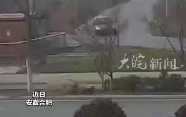 大皖正能量|汽车路口侧翻司机被困，合肥三名少年奔跑救人 