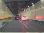 隧道內(nèi)開車門惡意別車人員被警方傳喚，目擊者：當時嚇壞了