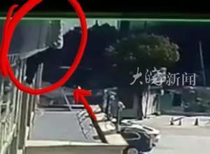 惊险！男子从5楼坠落 被三轮车顶棚接住 然后坐起来跳下顶棚走回家