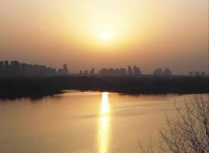 合肥春意盎然：夕阳下的董铺水库美如画