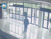 舒城一男孩偷拿三根火腿腸和200元現金，事后到派出所自首