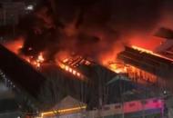山東濰坊一鞋廠突發大火，消防回應：下班時間無人員傷亡