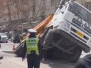 西安一路面发生塌陷   “市政抢险”车陷入其中
