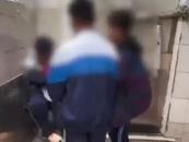初二男生廁所被圍毆，多名學生圍觀拍攝