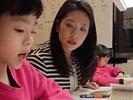 “暂时不去学校了”，奥运冠军杨威双胞胎女儿在家上学引热议