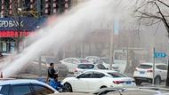 遼寧丹東街頭驚現“水龍”沖天！水管爆裂直逼5層樓，原是供暖加壓試水惹禍端！