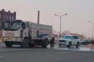 吉林长春一环卫车停在路中间给私家车洗车？城管和交警部门回应