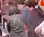 男子吃火鍋卡喉呼吸困難！鄰桌醫生用海姆立克法救下