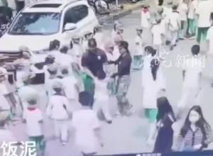 广东一午托班工作人员 当众将小孩拎起摔在地上？ 当地两部门回应