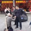 湖南衡陽再通報“流動攤販老人對城管下跪”：涉事隊員深刻反省