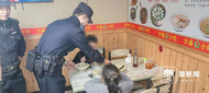 單親爸爸跑車深夜未歸 兄妹餓得報警求助“爸爸一天沒回家，我和妹妹好餓”