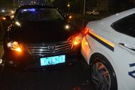 黃山一男子醉駕撞上警車