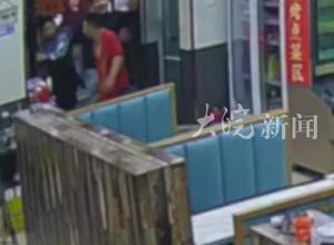 男子在烤鱼店门口撒尿还殴打老板？连云港警方：已受案调查