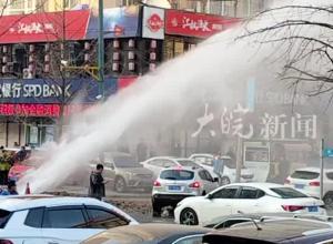 辽宁丹东街头水管爆裂“水龙”冲天 喷出5层楼高回应：供暖加压试水引起