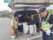 車廂里面有貓膩，六安一面包車嚴(yán)重超員被查處