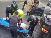突发！合肥和平路下穿桥一私家车冲破护栏坠落 车内年轻男子被紧急送医