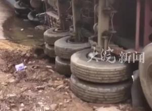 湖南怀化一渡船进水多辆货运车辆滑入水中回应：正核实调查