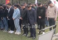 清明前夕300多人送鮮花祭掃合肥“小鋪頭烈士墓”