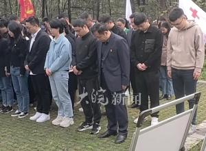 清明前夕300多人送鲜花祭扫合肥“小铺头烈士墓”