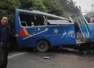 湖南一辆中巴车发生车祸 致车身受损变形 有3名伤者已送医