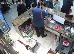 枣阳一公职人员殴打酒店老板称“副市长才和我平级”  本人回应：动手打人确实不对 冲动说的气话 自己已被纪委处分