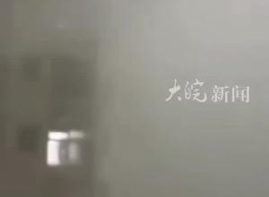 江西一高校遭遇狂风暴雨冰雹袭击 校方回应：围墙倒塌窗户玻璃破碎，正开展抢修工作