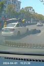 上海一轎車將外賣員撞上車頂行駛數十米？交警回應：傷者已送醫