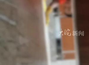 海口市一公厕内男子趴地上偷窥女性上厕所？  派出所回应：涉事人员已被控制