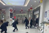 工行安慶潛山支行營業部開展安全逃生演練