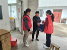 燕山乡妇联为“美丽庭院”示范户送奖到家 