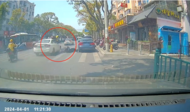 上海一轎車撞到外賣員并頂出數十米，交警回應：傷者已送醫