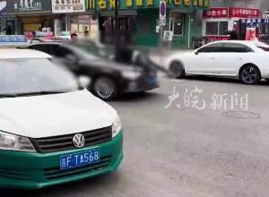 吉林某闹市区车头扒一男子 驾驶员未停车 并加速行驶 交警：接到报警 已出警
